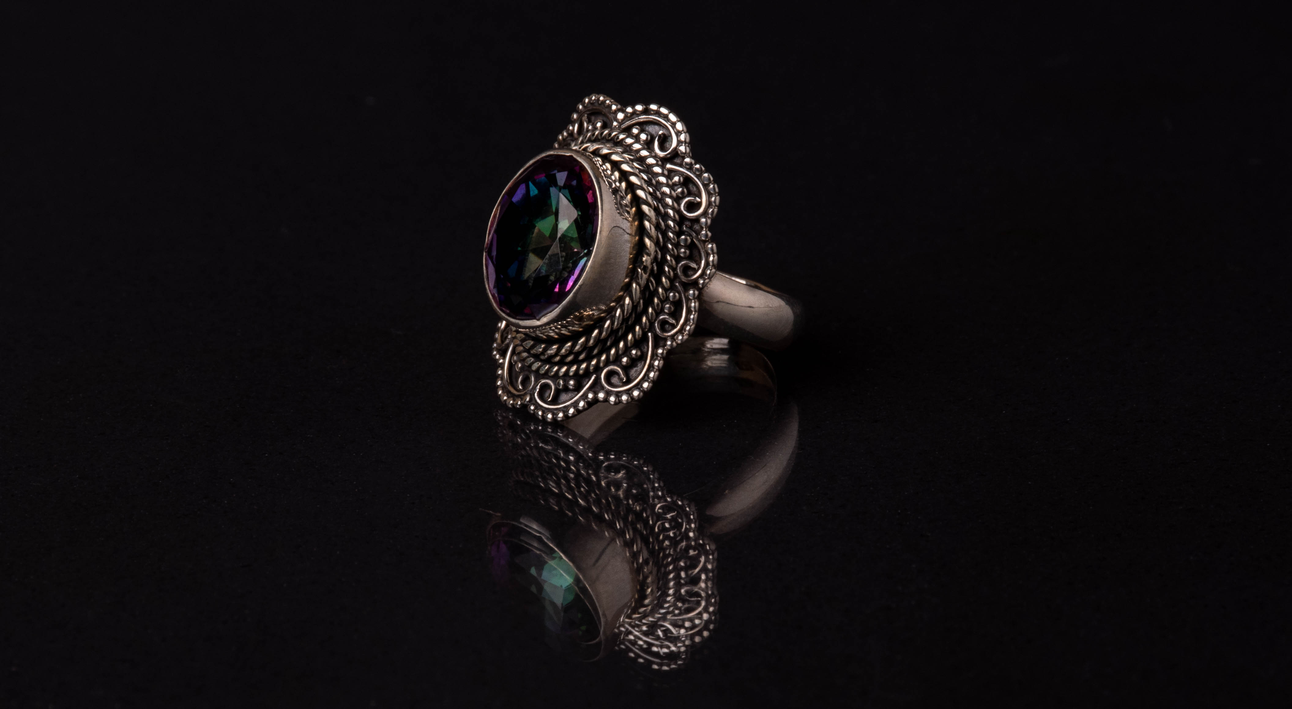 Composição de joias em prata 925 no atelier